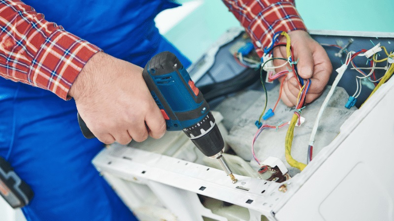 Şişli Hotpoint Hotpoint çamaşır makinesi kart tamiri – Su almama arızası orijinal parça ile giderildi. - Teknik servis örneği